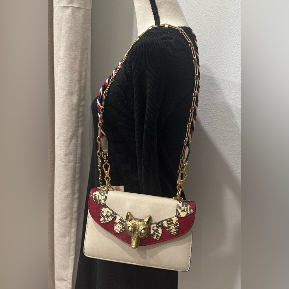 Gucci Chic Black Clutch with Gold Accents and Sleek Design - Picture 14 of 14